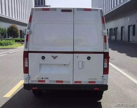 Le Cybervan n’existe pas, alors ce fan Tesla roule avec sa vision très réaliste de ce que peut être un utilitaire de ce genre