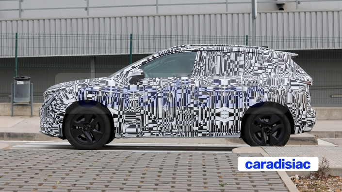 Pendant du Skoda Kamiq thermique qui devrait conserver sa place pendant plusieurs années dans le catalogue du constructeur, le Skoda Epiq ose un style original que la marque nomme « Modern Solid ».