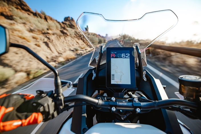 La KTM 1390 Super Adventure S Evo est une baroudeuse, qui a coché l’option scooter