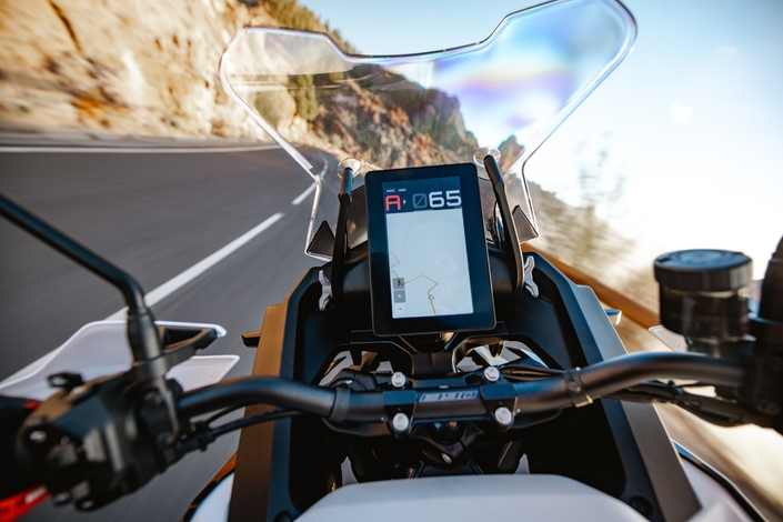 La KTM 1390 Super Adventure S Evo est une baroudeuse, qui a coché l’option scooter