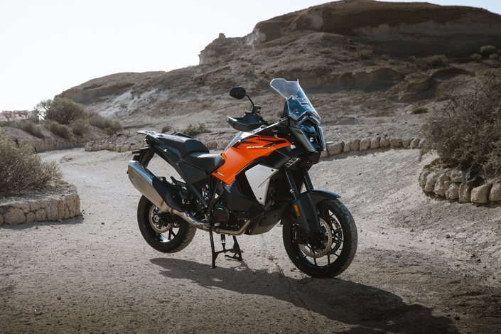 La KTM 1390 Super Adventure S Evo est une baroudeuse, qui a coché l’option scooter