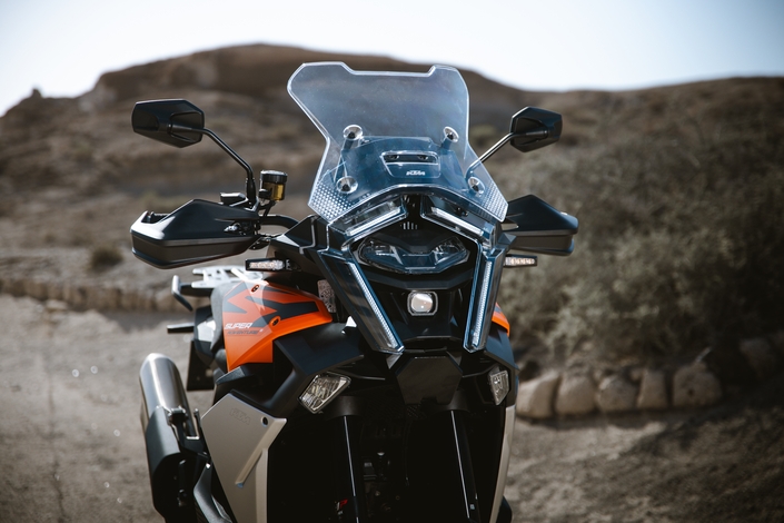 La KTM 1390 Super Adventure S Evo est une baroudeuse, qui a coché l’option scooter