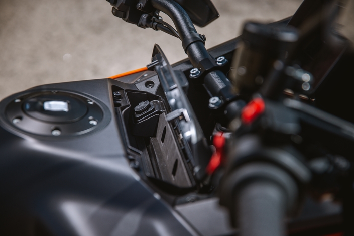 La KTM 1390 Super Adventure S Evo est une baroudeuse, qui a coché l’option scooter