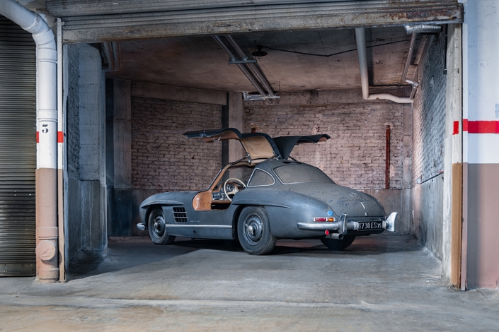 Le parking parisien où cette 300 SL sommeillait n’est peut-être pas aussi captivant qu’une vieille grange, mais il a le mérite de conserver. Du reste, les jeux de lumières du photographe participent à l’ambiance frissonnante…