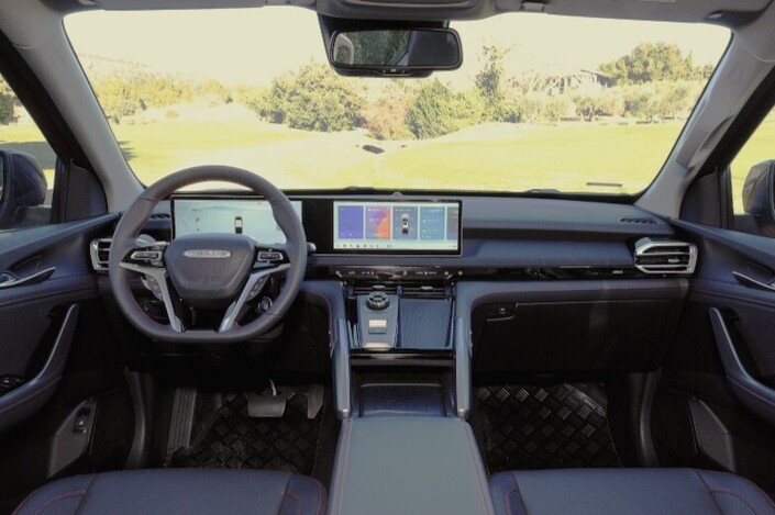 Au mobilier massif des Toyota Hilux et Ford Ranger, le Maxus oppose une planche de bord aérienne et épurée. Et rien à redire sur la qualité des matériaux. Sur la console centrale : la molette de réglage de transmission voisine avec le chargeur de smartphone par induction. Le levier de boîte auto prend la forme d’un commodo à droite du volant.