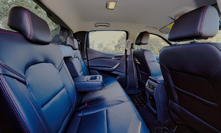 À l’arrière, l’espace est suffisant et le dossier suffisamment incliné, pour un pick-up s’entend.