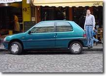 Gag : comment recharger une voiture électrique dans la rue ?