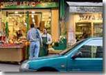 Gag : comment recharger une voiture électrique dans la rue ?