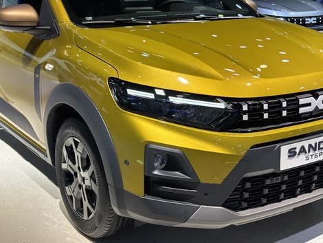 La voiture préférée des conducteurs français, la Dacia Sandero, une nouvelle fois restylée fait une première sortie en public à Bruxelles.