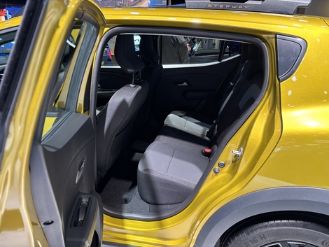 La voiture préférée des conducteurs français, la Dacia Sandero, une nouvelle fois restylée fait une première sortie en public à Bruxelles.