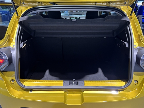 La voiture préférée des conducteurs français, la Dacia Sandero, une nouvelle fois restylée fait une première sortie en public à Bruxelles.