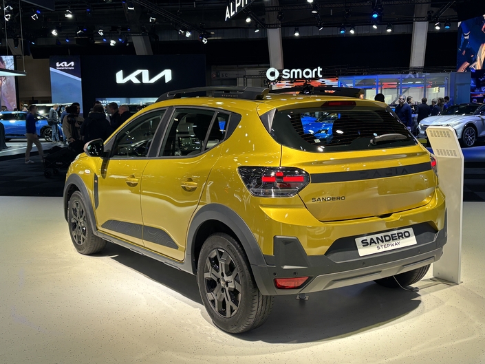 La voiture préférée des conducteurs français, la Dacia Sandero, une nouvelle fois restylée fait une première sortie en public à Bruxelles.