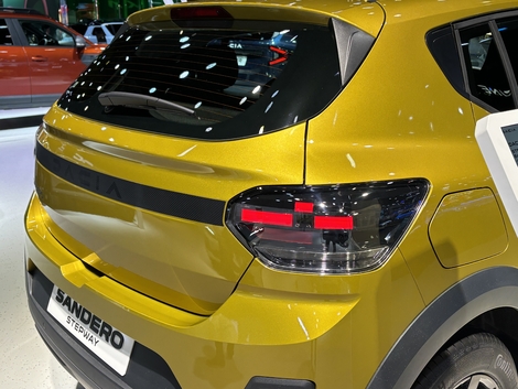 La voiture préférée des conducteurs français, la Dacia Sandero, une nouvelle fois restylée fait une première sortie en public à Bruxelles.