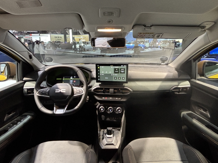 A l'intérieur, la Sandero se modernise au niveau de l'écran ou de l'instrumentation.