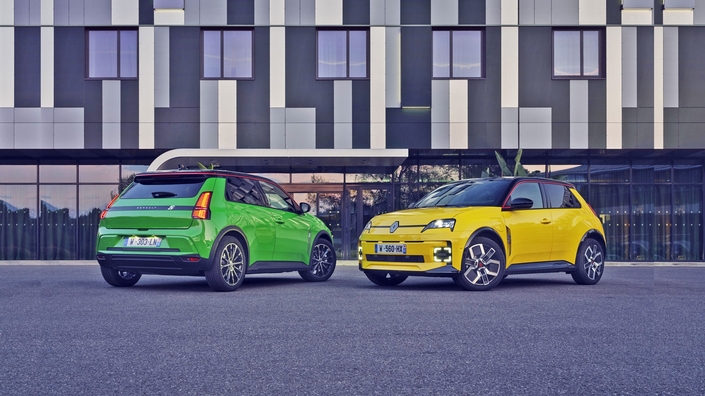 La R5 a été, elle aussi, voiture de l'année et, elle aussi, est une berline.