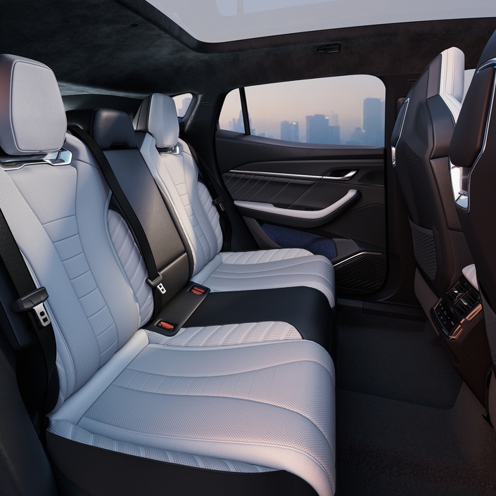 L’empattement de 2,82 m. assure une excellente habitabilité arrière, et la  garde au toit permet de se sentir à l’aise. Les passagers profitent en outre d’un vitré fixe dont la surface s’établit à 1,1 m2. Par contre, on a du mal à comprendre pourquoi Renault continue de proposer une banquette arrière rabattable selon un découpage 60/40 alors que toute voiture aux ambitions un peu premium dispose d’un découpage 40/20/40, qui permet de glisser un objet long dans l’habitacle tout en préservant deux vraies places à l’arrière.