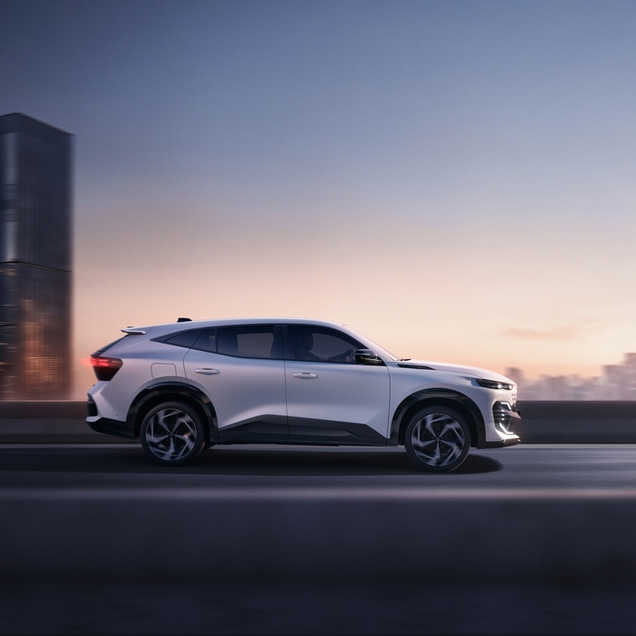 La Filante est la plus longue des Renault, mais son profil est dynamisé par la flèche formée par le béquet de hayon, que prolonge une lunette arrière très inclinée. Bizarrement, celle-ci ne dispose pas d’essuie-glace.