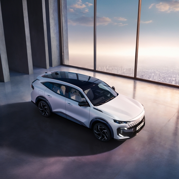 Une seule motorisation dans un premier temps, en l’occurrence un groupe hybride E-tech à architecture hybride série parallèle et développant 250 ch, pour un couple de 565 Nm. Des valeurs atteintes en combinant un moteur 4 cylindres 1.5 turbo (à cycle Miller) de 144 ch et deux moteurs électriques développant respectivement 135 et 80 ch. Le premier participe à la traction, le second a pour fonction de démarrer le moteur thermique et de recharger la batterie de traction du véhicule, d’une capacité de 1,64 kWh.  Renault fait miroiter un roulage à 75% en mode électrique en circulation urbaine.