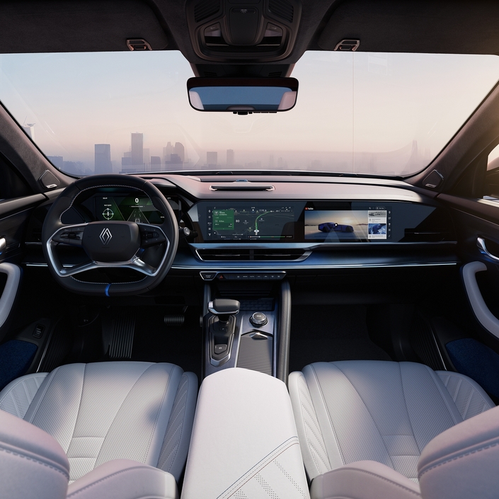La planche de bord combine 3 écrans de 12,3 pouces, l’ensemble étant baptisé OpenR Panorama screen. Un affichage tête haute en réalité augmentée (25,6 pouces de diagonale) complète le dispositif. La commande de boîte auto prend place sur la console centrale. Les matériaux utilisés à bord de cette version esprit Alpine (finition de lancement) sont à la hauteur des ambitions, avec notamment de jolies surpiqûres bleu-blanc-rouge. A noter aussi, la présence sur les versions haut de gamme d’une hi-fi Bose à 10 haut-parleurs avec système d’atténuation des bruits de route et de moteur.