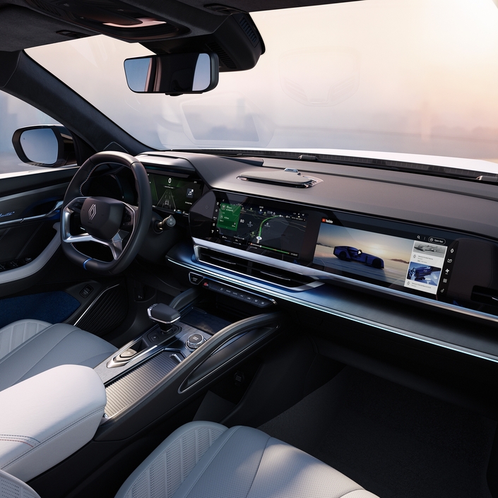 L’écran faisant face au passager avant permet de lire des contenus audio ou vidéo, à quoi s’ajoute un accès internet et la possibilité de régler la ventilation. L’auto embarque aussi un assistant vocal dopé à l’intelligence artificielle. Les mises à jour logicielles s’effectuent « over the air », par l’intermédiaire d’une application spécifique. Une station de recharge par induction avant permet de recharger tout type de smartphone, et 4 ports USB-C, une connexion wi-fi et une Bluetooth complètent le dispositif.