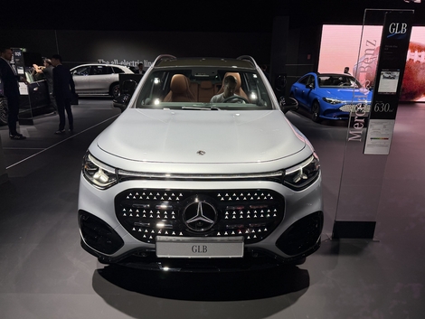 La calandre géante qui donne un air un peu « bizarre » à ce véhicule.