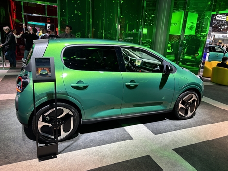 Le chargeur embarqué d’une puissance limitée.