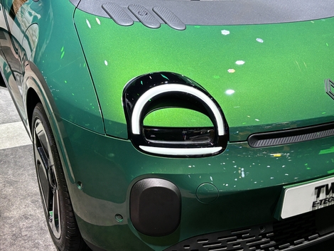 Parmi les clins d’oeil au passé, les optiques en demi-lune.