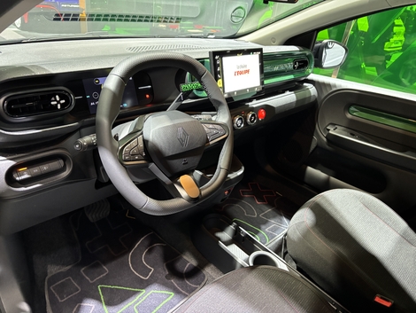 L’interieur composé de plastiques durs met en avant quelques originalités de design.