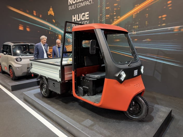 Le Tris peut embarquer 540 kg de marchandise.