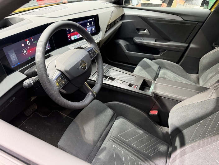 L’intérieur bénéficie d’une finition améliorée et profite aussi d’une interface revue.