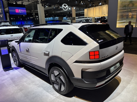 La découpe de carrosserie de la partie arrière, très complexe.