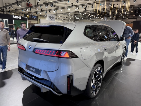 La tablette tactile centrale toute « de travers ».