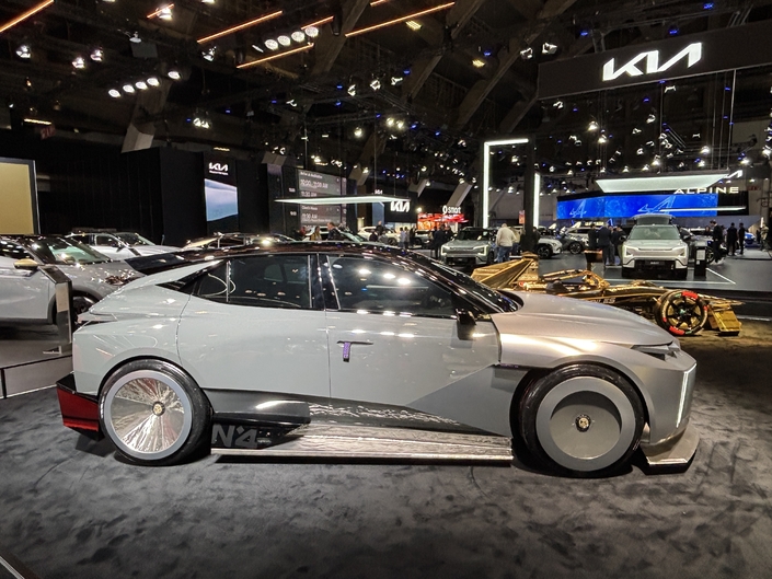 Cette DS n°4 est digne de certains modèles de DTM allemand de la grande époque.