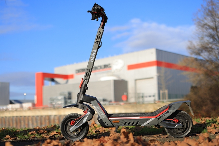 Contrairement aux apparences, cette trottinette ne dépasse pas 25 km/h. en revanche, elle offre un équipement de premier ordre (roues 12 pouces, ABS électronique, clignotants, antipatinage, freins à disque).