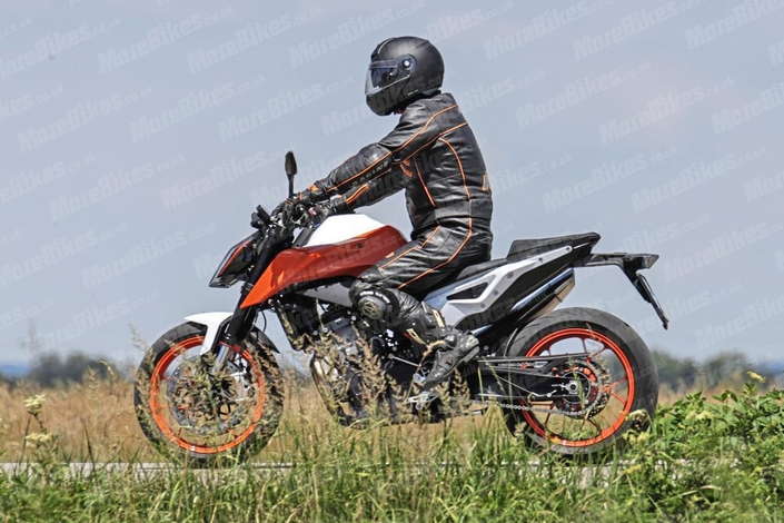 Nouveauté - KTM : la nouvelle 790 Duke R roule vers les concessions.