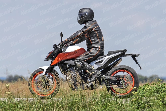 Nouveauté - KTM : la nouvelle 790 Duke R roule vers les concessions.