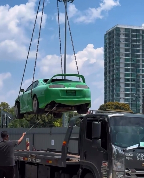 Personne ne sait ce que va devenir cette vraie Supra autrefois utilisée pour décorer le toit d’un garage