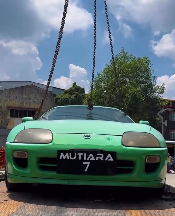 Personne ne sait ce que va devenir cette vraie Supra autrefois utilisée pour décorer le toit d’un garage