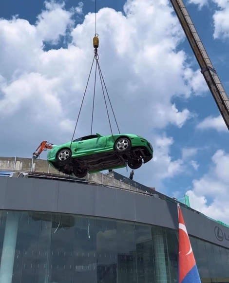 Personne ne sait ce que va devenir cette vraie Supra autrefois utilisée pour décorer le toit d’un garage