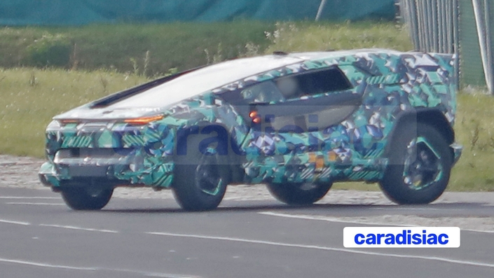 Ce que vous avez sous les yeux, c’est le premier modèle de la marque saoudienne Ceer Motors. Il s’agit d’un SUV au style très original qui utilise une motorisation électrique dont on ne connait pas encore les caractéristiques techniques.