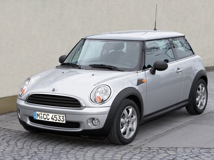 La Mini R56, ici une One en 2007, ressemble comme deux gouttes d'eaux à sa devancière de 2001. On ne s'en plaindra pas, vu son charme.