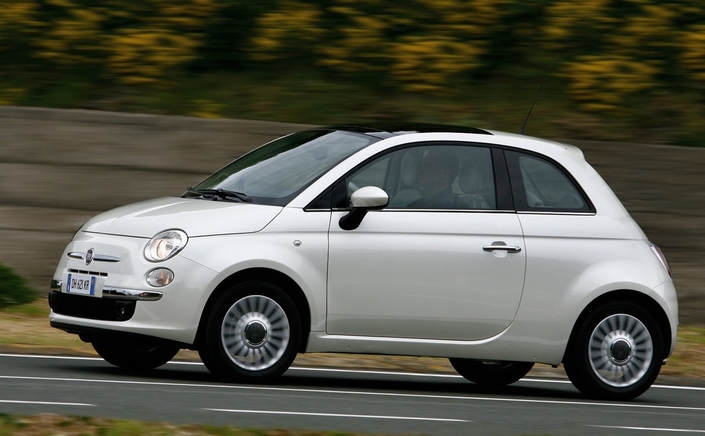 Tenue de route saine et sûre pour la Fiat 500 1.4 16v, qui profite d'un moteur très vivant, ici en 2007. Mais l'amortissement reste imparfait.