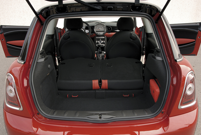 A 155 l, le coffre de la Mini est, hélas, encore plus petit que celui de la Fiat 500, et il ne possède pas de plancher plat.
