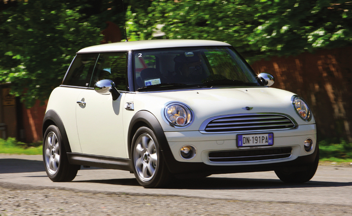 Comportement très efficace pour la Mini One R56, mais son moteur manque franchement de punch. Ici en 2008.