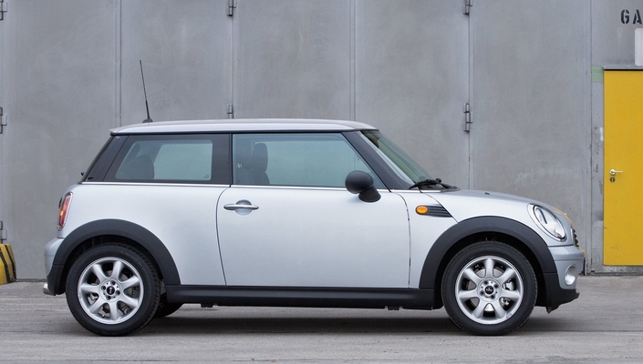 On ne le dirait pas à première vue, mais la Mini One R56 (2007) est 15 cm plus longue que sa rivale, à 3,70 m. Son Cx ressort à 0.33, une bonne valeur.