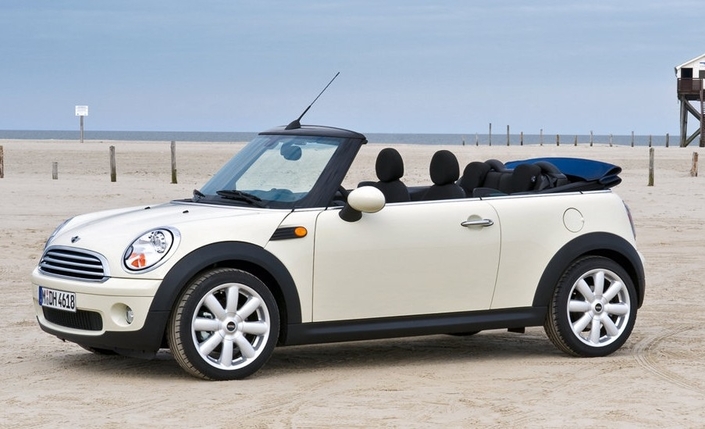 La Mini One se délcine aussi en un ravissant cabriolet intégral, qui conserve un semblant de places arrière.