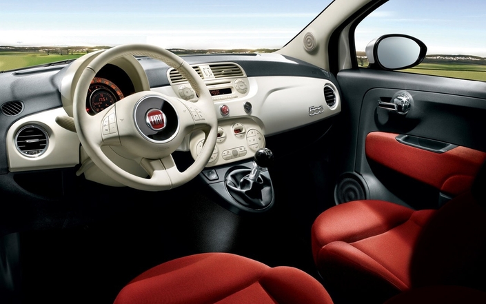 Présentation très pimpante pour la Fiat 500 en 2007. Certains exmplaires cachent un rangement dans l'assise avant droite.