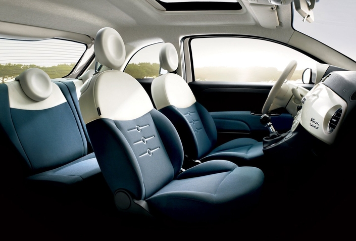 Cockpit très sympa pour la Fiat 500, ici en 20007. L'habitabilité arrière est réduite mais pas sacrifiée.