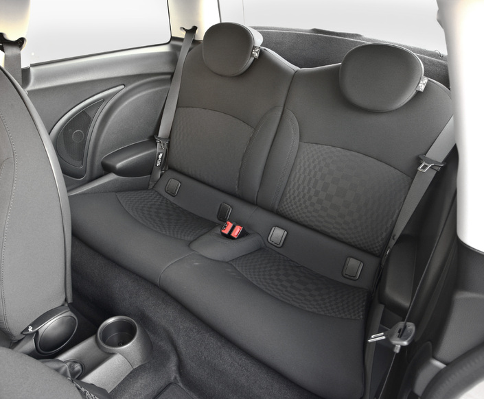 Habitacle séduisant et bien fini pour la Mini R56, ici en 2007, mais les places arrière sont vraiment réduites.