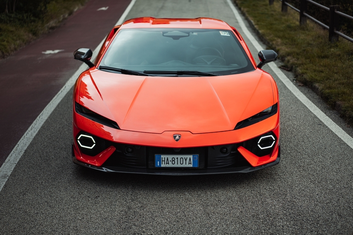 En photo, on ne voit pas les détails aérodynamiques particulièrement sophistiqués au niveau des optiques avant, qui servent de cannaux pour diriger l’air.